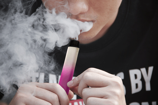 How to use a disposable vape pen for the first time?
